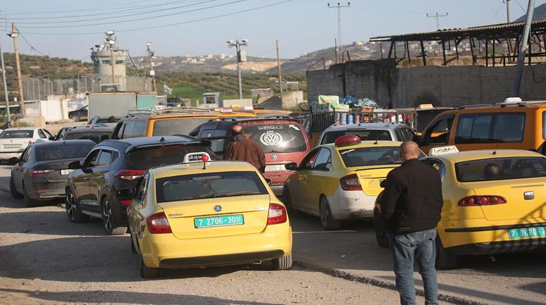 مواطنون ينتظرون عند حاجز عسكري إسرائيلي قرب نابلس، بعد أن أغلقت القوات الإسرائيلية الحواجز والبوابات الحديدية عند مداخل المدن الفلسطينية